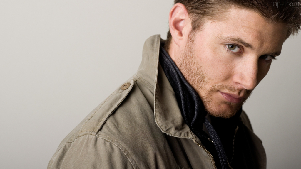 7680x4320 Дженсен Эклс, Jensen Ackles, мужчина, русый, стоит, портрет обои