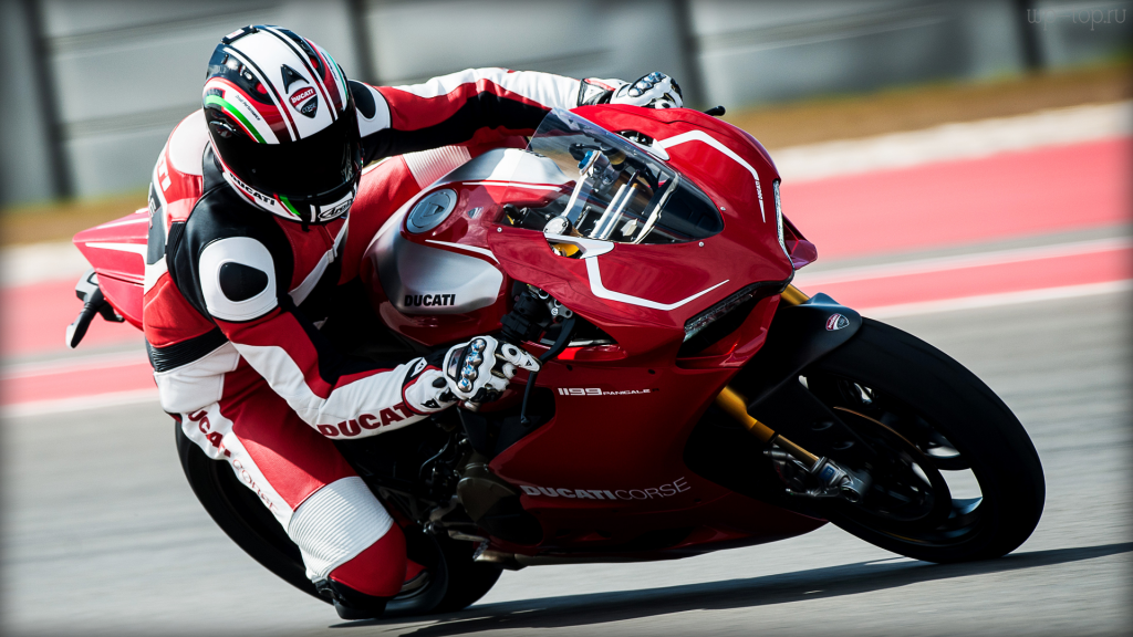 1920x1080 мото, байк, мотоциклист, Дукати, Ducati, вид сбоку, в движении обои