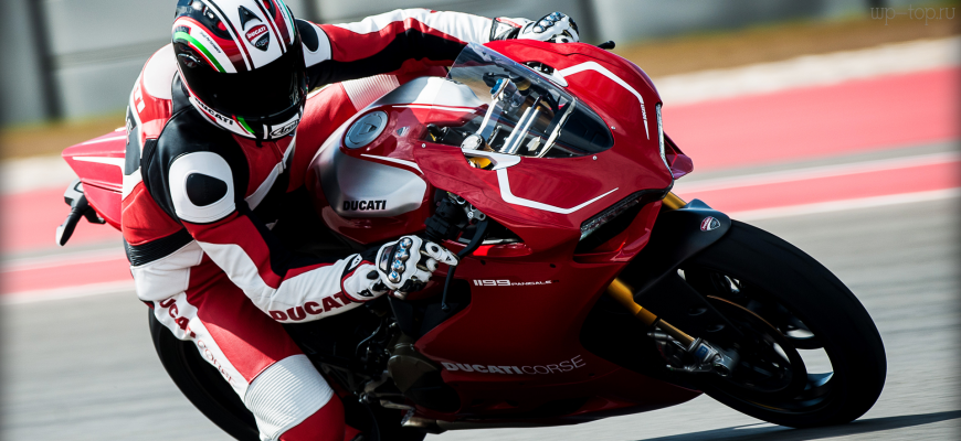 1920x1080 мото, байк, мотоциклист, Дукати, Ducati, вид сбоку, в движении обои