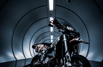 2829x3619 мото, байк, эндуро, Suzuki, Сузуки, свет, тоннель, для мобильного обои