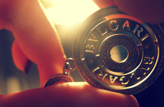 2560x1600 кулон, Bulgari, Булгари, золото, рука, пальцы, крупный план обои